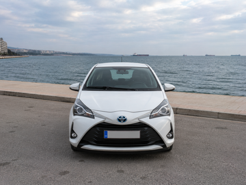 Cars: Toyota Yaris Hybrid